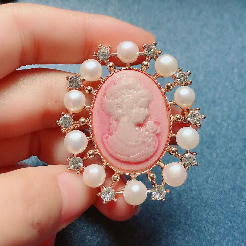 Victorian Embossed Beauty Head Pearl Pink Brooch Corsage Female Jacket Pin Cardigan Buckle Retro Accessories
