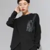 [EAM] Women Black Buckle Stitch Big Size Asymmetrical T-shirt New Round Neck Long Sleeve Fashion Tide Spring Autumn 2024