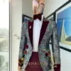 2024 Latest Designs Groomsmen Floral Burgundy Velvet Peaked Lapel Groom Tuxedos Mens Wedding Dress Male Prom Dinner Party Blazer