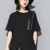 [EAM] Women Black Pockets Irregular Big Size Casual T-shirt New Round Neck Short Sleeve Fashion Tide Spring Summer 2024