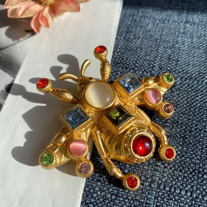 Retro Palace Style Bee Brooches for Women Unisex Metal Rhinestone Pretty Fashion Insects Party Office Brooch Pins Gifts
