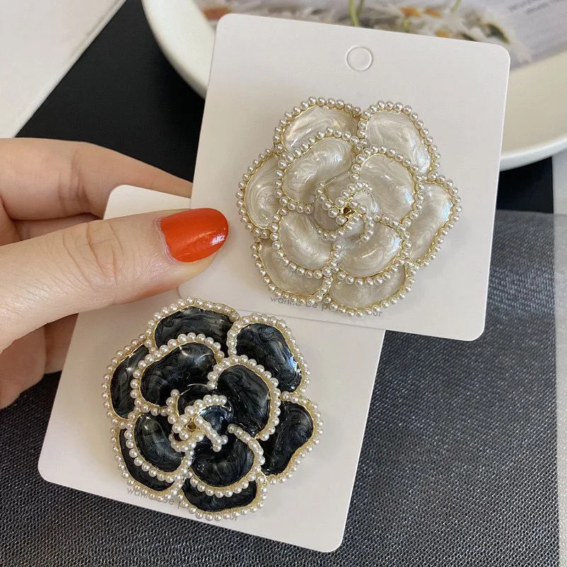 Fashion Classic Enamel Pearl Camellia Brooches For Women High End Luxury Rose Flower Brooch Suit Pins Party Office Jewelry Gifts