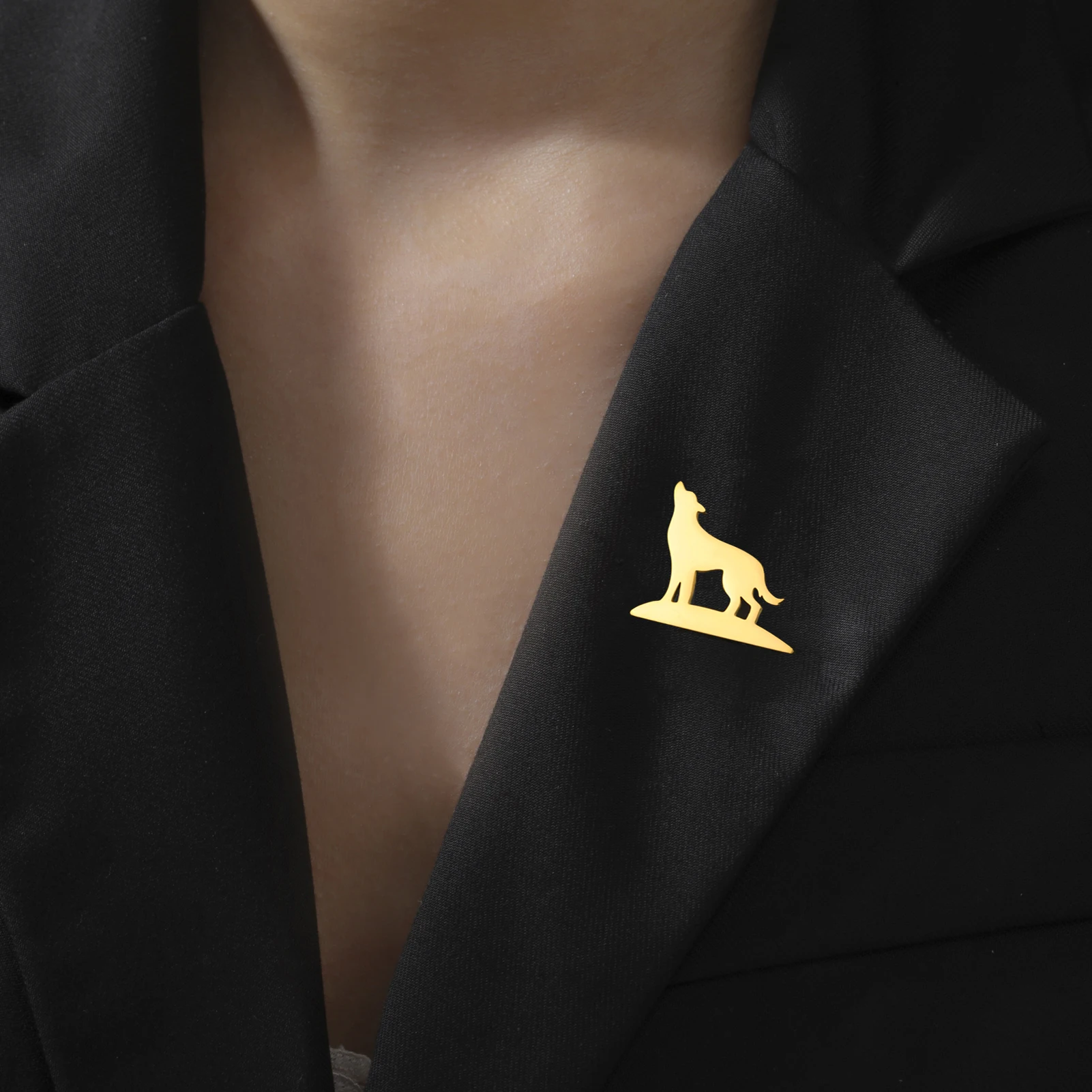 Cazador Animal Wolf Brooch for Men Women Stainless Steel Punk Pins Suit Collar Badges on Backpack Jewelry 2025 Gift New