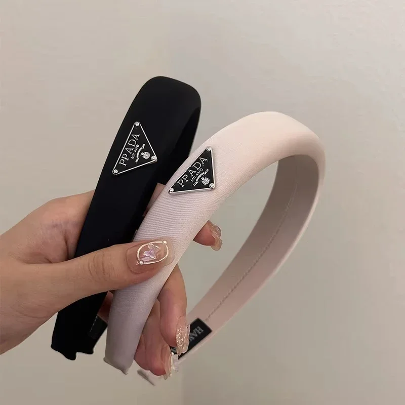 New 2026 Women's Velvet Hair Band - Retro Wide Hair Circle with Metal Logo Plate - Elegant and Stylish Daily Hair Accessory - Image 5