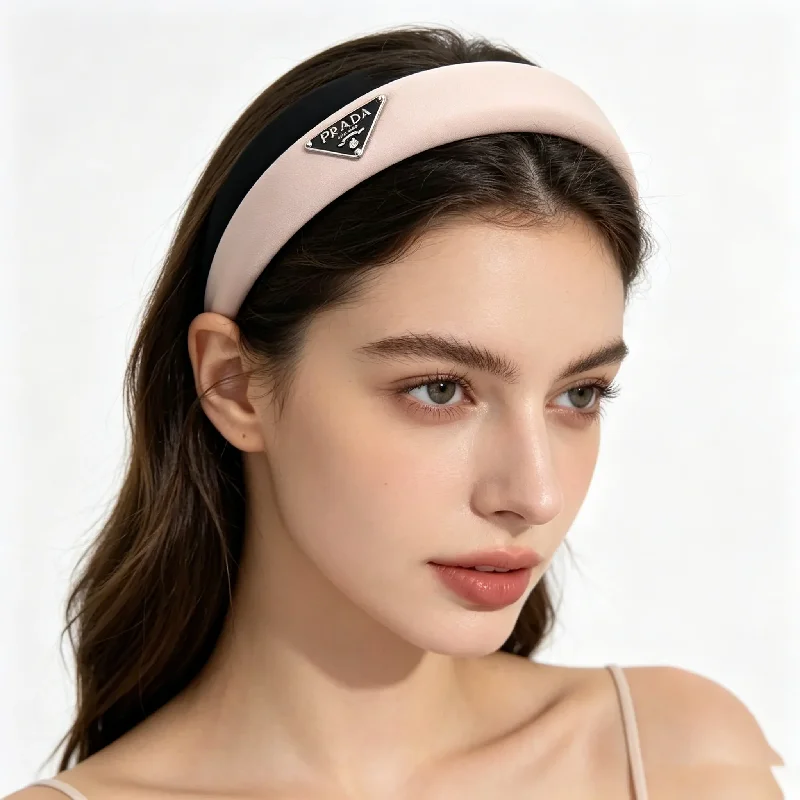 New 2026 Women's Velvet Hair Band - Retro Wide Hair Circle with Metal Logo Plate - Elegant and Stylish Daily Hair Accessory - Image 3