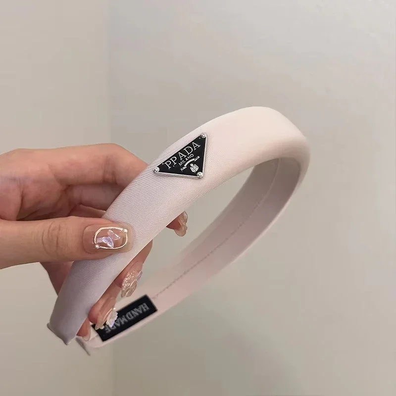 New 2026 Women's Velvet Hair Band - Retro Wide Hair Circle with Metal Logo Plate - Elegant and Stylish Daily Hair Accessory - Image 2