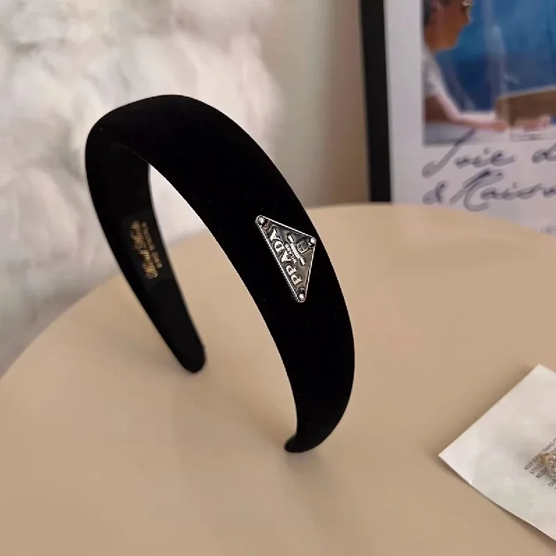 New 2026 Women's Velvet Hair Band - Retro Wide Hair Circle with Metal Logo Plate - Elegant and Stylish Daily Hair Accessory - Image 6